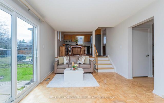 17 Pebblehill Sq, House detached with 3 bedrooms, 2 bathrooms and 4 parking in Toronto ON | Image 9