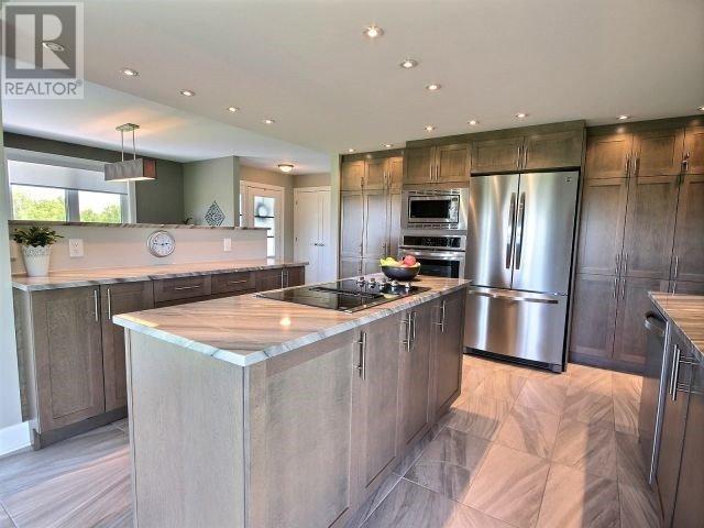 307 Huntingford St, House detached with 3 bedrooms, 3 bathrooms and 6 parking in Ottawa ON | Image 5