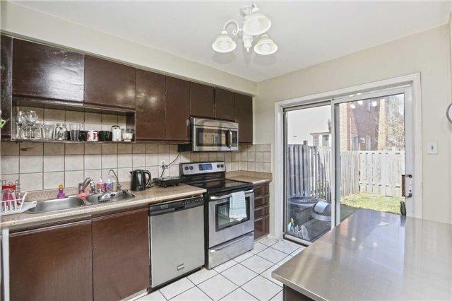 26 Goldenlight Circ, Townhouse with 3 bedrooms, 3 bathrooms and 2 parking in Brampton ON | Image 5