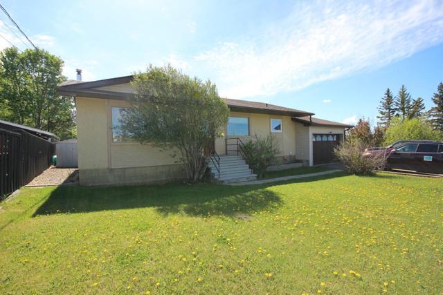 9420 Ravine Drive, House detached with 4 bedrooms, 2 bathrooms and 1 parking in Dawson Creek BC | Image 1