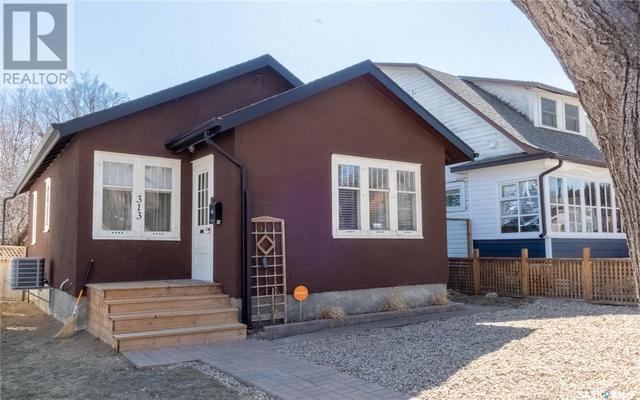313 28th St W, House detached with 3 bedrooms, 2 bathrooms and null parking in Saskatoon SK | Card Image