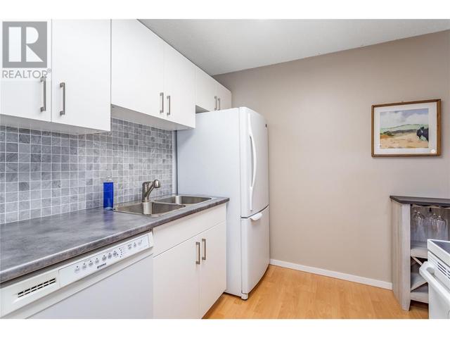 305 - 555 Rowcliffe Avenue, Condo with 2 bedrooms, 2 bathrooms and 1 parking in Kelowna BC | Image 10