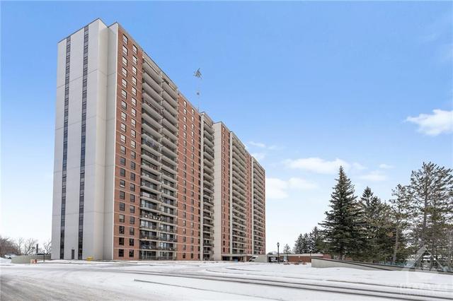 405 - 665 Bathgate Drive, Condo with 3 bedrooms, 2 bathrooms and 1 parking in Ottawa ON | Card Image