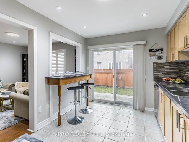 725 Ambroise Cres, House attached with 3 bedrooms, 3 bathrooms and 3 parking in Milton ON | Image 3