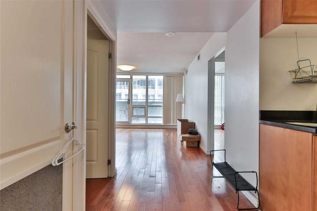 1003 - 263 Wellington St, Condo with 2 bedrooms, 1 bathrooms and 1 parking in Toronto ON | Image 12