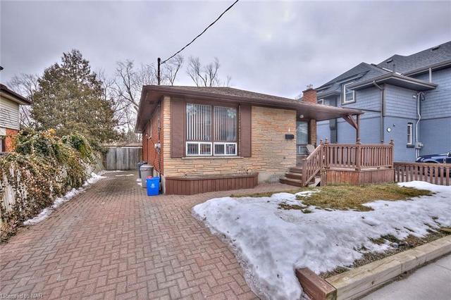 4 Lorne Street, House detached with 4 bedrooms, 2 bathrooms and null parking in St. Catharines ON | Image 2