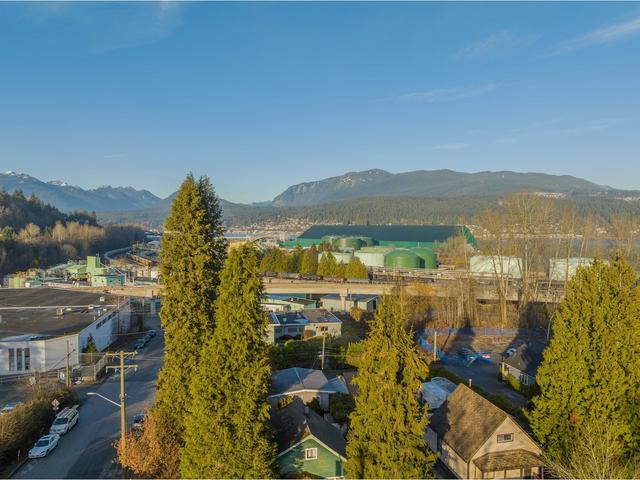 84 Douglas Street Street, House detached with 3 bedrooms, 2 bathrooms and null parking in Port Moody BC | Image 2