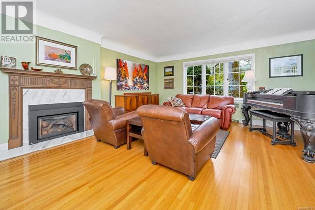 995 Terrace Ave, House detached with 4 bedrooms, 3 bathrooms and 4 parking in Victoria BC | Image 21