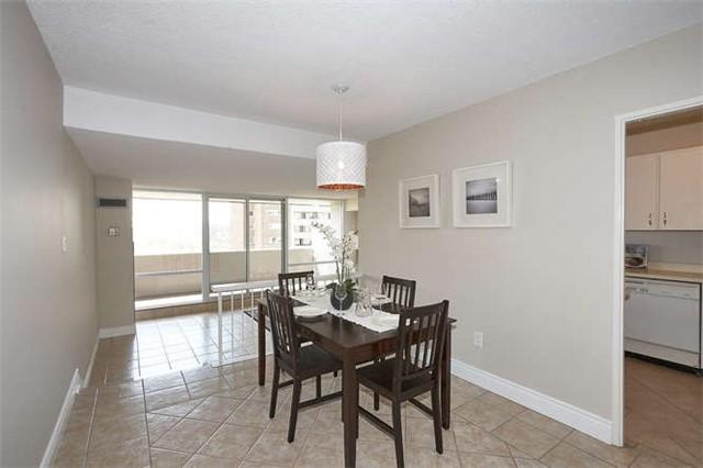 1002 - 250 Scarlett Rd, Condo with 2 bedrooms, 1 bathrooms and 1 parking in Toronto ON | Image 3