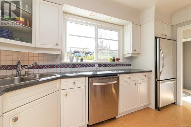 943 Linkleas Ave, House detached with 6 bedrooms, 3 bathrooms and 2 parking in Oak Bay BC | Image 18