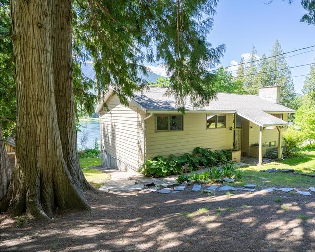 7484 Highway 3a, House detached with 4 bedrooms, 3 bathrooms and null parking in Central Kootenay E BC | Image 22