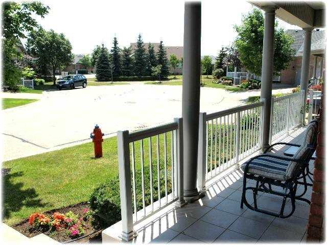 8 Tropicana Gdns, Condo with 2 bedrooms, 3 bathrooms and 2 parking in Brampton ON | Image 4