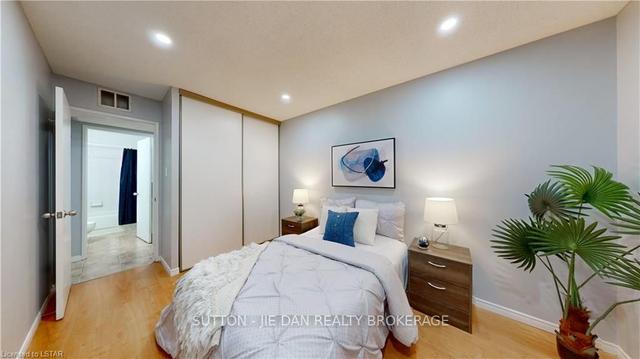 102 - 30 Chapman Crt, Townhouse with 2 bedrooms, 2 bathrooms and 2 parking in London ON | Image 29