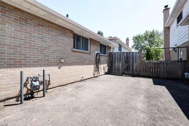 2771 Hollington Cres, House semidetached with 3 bedrooms, 2 bathrooms and 3 parking in Mississauga ON | Image 19