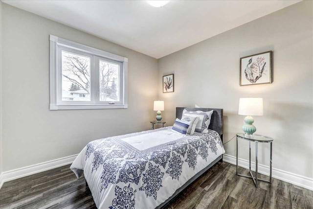 70 Sunderland Cres, House detached with 3 bedrooms, 3 bathrooms and 3 parking in Toronto ON | Image 4
