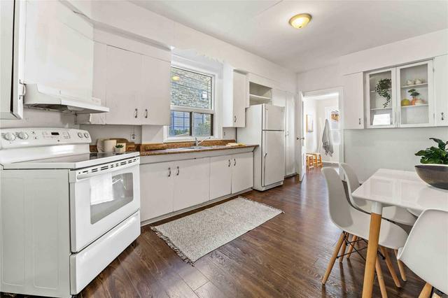 211 Shaw St, House semidetached with 3 bedrooms, 2 bathrooms and 2 parking in Toronto ON | Image 2