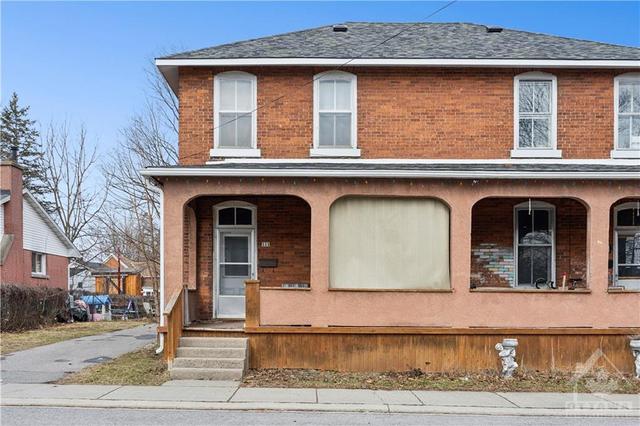 113 George Street, Home with 3 bedrooms, 1 bathrooms and 3 parking in Carleton Place ON | Image 2