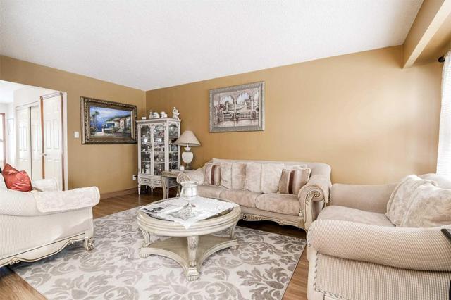 43 Baronwood Crt, Townhouse with 3 bedrooms, 2 bathrooms and 1 parking in Brampton ON | Image 4