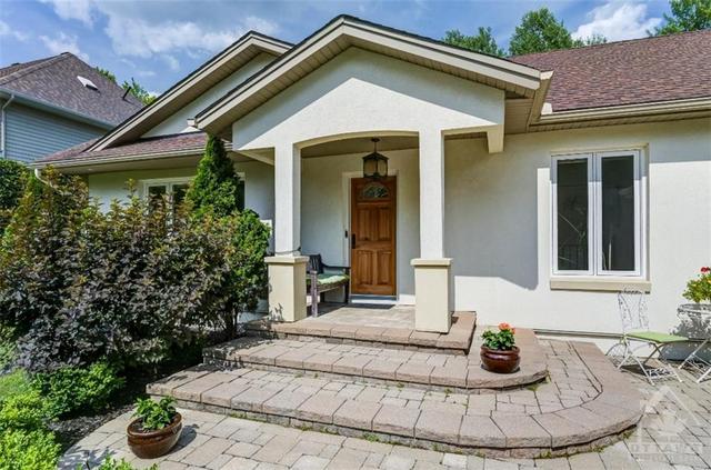 2511 White Street, House detached with 2 bedrooms, 3 bathrooms and 6 parking in Ottawa ON | Image 3