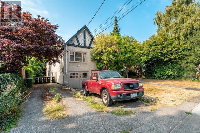 949 Convent Pl, House detached with 4 bedrooms, 5 bathrooms and 3 parking in Victoria BC | Image 11