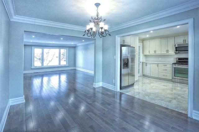 4047 Ellesmere Rd, House detached with 3 bedrooms, 3 bathrooms and 5 parking in Toronto ON | Image 3
