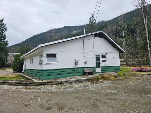 3433 Highway 6, House detached with 3 bedrooms, 3 bathrooms and 20 parking in Central Kootenay E BC | Image 55