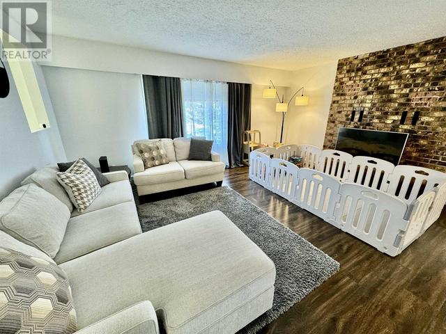 721 Cariboo Trail, House detached with 6 bedrooms, 3 bathrooms and null parking in One Hundred Mile House BC | Image 6