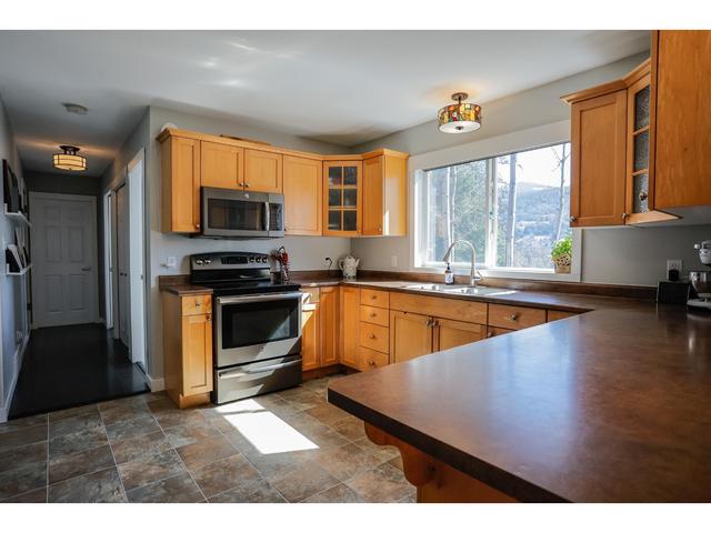 5820 Woodland Drive, House detached with 4 bedrooms, 4 bathrooms and null parking in Central Kootenay F BC | Image 4