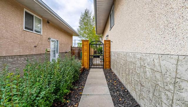 3768 36 Avenue Sw, Home with 4 bedrooms, 2 bathrooms and 2 parking in Calgary AB | Image 3