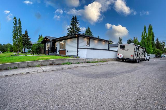 12 Hillary Crescent Sw, House detached with 4 bedrooms, 3 bathrooms and 2 parking in Calgary AB | Image 7