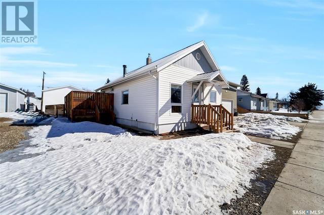 207 5th Avenue E, House detached with 3 bedrooms, 2 bathrooms and null parking in Biggar SK | Image 2