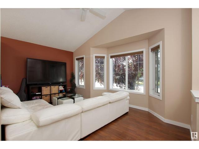 1213 Gillespie Cr Nw, House detached with 4 bedrooms, 3 bathrooms and 2 parking in Edmonton AB | Card Image
