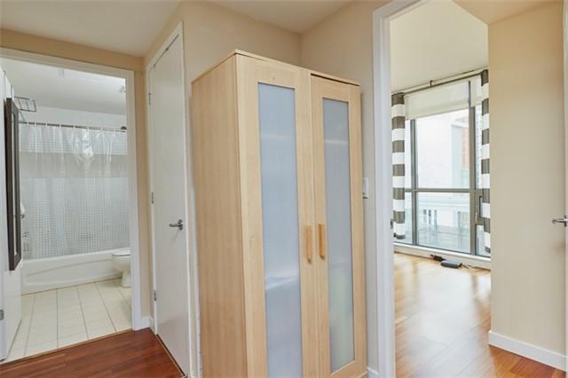 1004 - 285 Mutual St, Condo with 2 bedrooms, 1 bathrooms and null parking in Toronto ON | Image 13