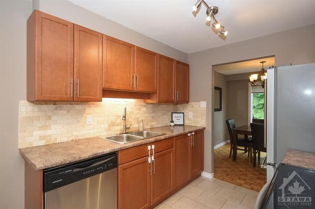 6872 Bilberry Drive, Townhouse with 3 bedrooms, 3 bathrooms and 3 parking in Ottawa ON | Image 5