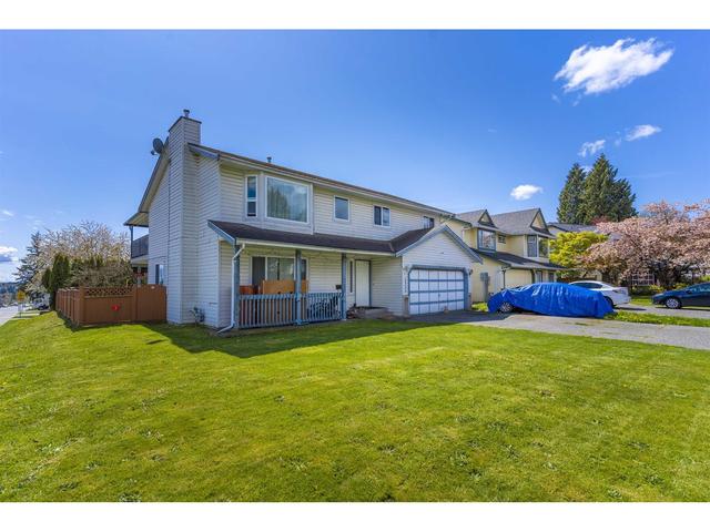 18796 56b Avenue, House detached with 5 bedrooms, 3 bathrooms and 6 parking in Surrey BC | Image 4
