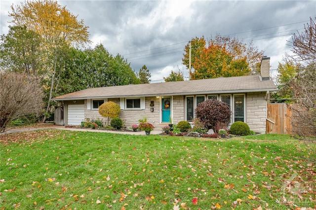 11 Evergreen Drive, House detached with 3 bedrooms, 3 bathrooms and 3 parking in Ottawa ON | Card Image