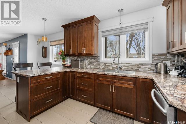 1213 Carleton Street, House detached with 5 bedrooms, 2 bathrooms and null parking in Moose Jaw SK | Image 4