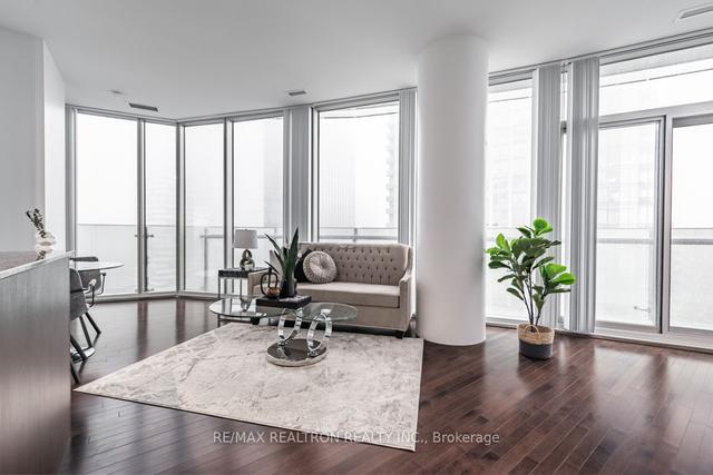 3002 - 12 York St, Condo with 2 bedrooms, 2 bathrooms and 1 parking in Toronto ON | Image 32