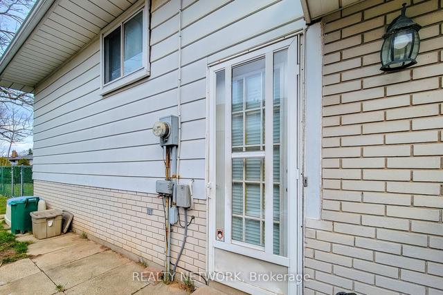 2145 Sandringham Dr, House detached with 3 bedrooms, 2 bathrooms and 5 parking in Burlington ON | Image 2