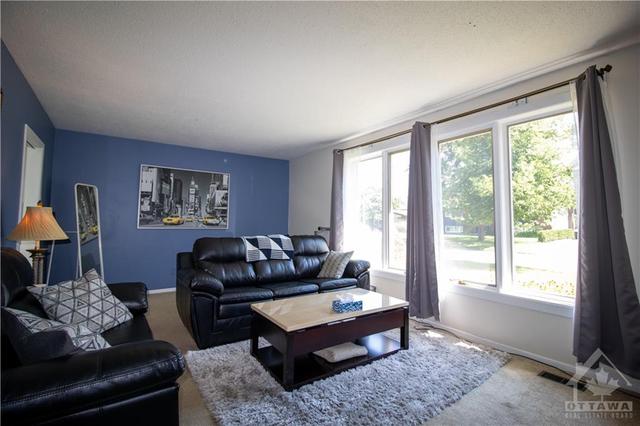 691 Buxton Crescent, House detached with 3 bedrooms, 2 bathrooms and 5 parking in Ottawa ON | Image 3