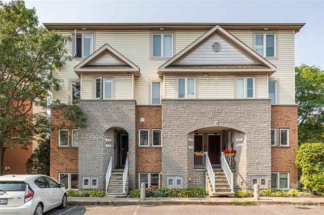 92 Strathaven Private, House attached with 3 bedrooms, 2 bathrooms and 1 parking in Ottawa ON | Image 1