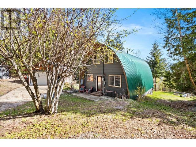 7456 Anglemont Way, House detached with 2 bedrooms, 2 bathrooms and 6 parking in Columbia Shuswap F BC | Image 3