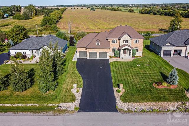 7348 Blue Water Crescent, House detached with 5 bedrooms, 4 bathrooms and 11 parking in Ottawa ON | Image 2