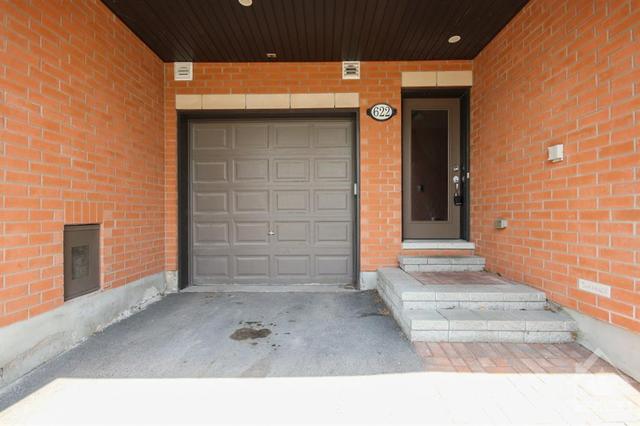 622 Chaperal Private, Townhouse with 2 bedrooms, 3 bathrooms and 2 parking in Ottawa ON | Image 2