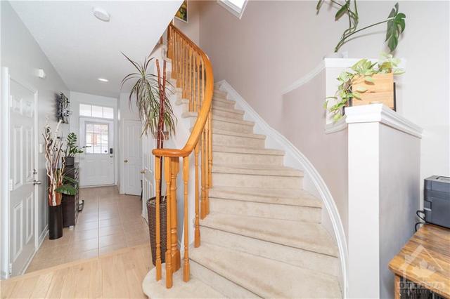 122 Tandalee Cres Crescent, Townhouse with 3 bedrooms, 3 bathrooms and 3 parking in Ottawa ON | Image 3