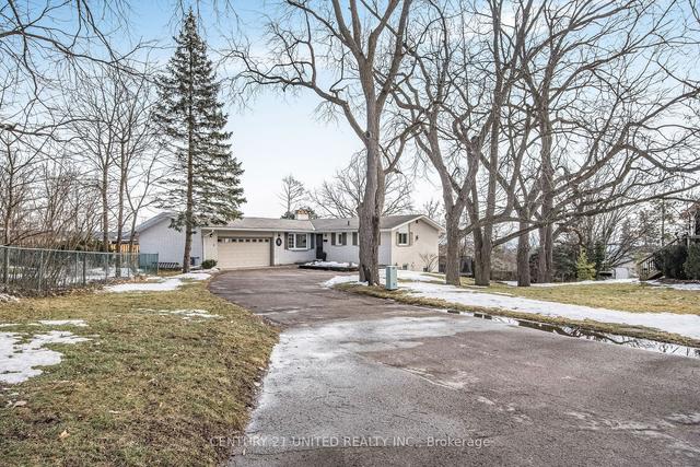16 Oakwood Cres, House detached with 3 bedrooms, 2 bathrooms and 10 parking in Peterborough ON | Image 1