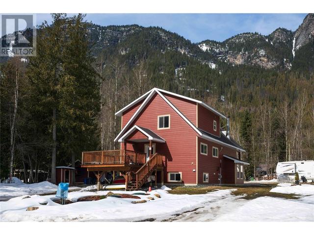 3299 Loschinski Road, House detached with 6 bedrooms, 3 bathrooms and null parking in Columbia Shuswap B BC | Image 45
