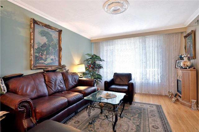 1574 Sandgate Cres, House semidetached with 4 bedrooms, 2 bathrooms and 2 parking in Mississauga ON | Image 2