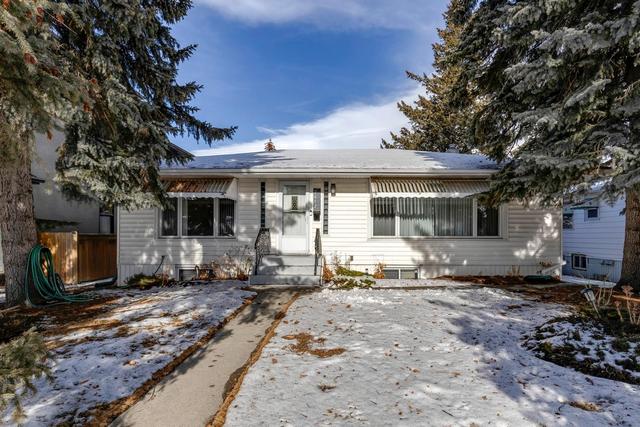 2412 1 Avenue Nw, House detached with 5 bedrooms, 2 bathrooms and 1 parking in Calgary AB | Image 4