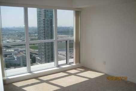 lph06 - 60 Town Centre Crt, Condo with 2 bedrooms, 2 bathrooms and 1 parking in Toronto ON | Image 5
